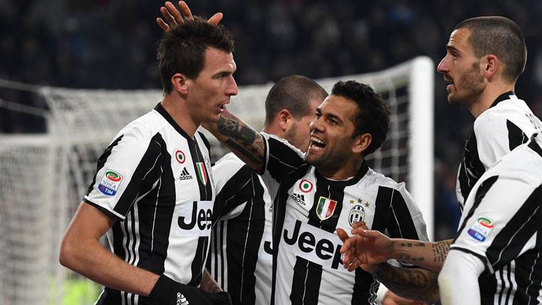 Mario Mandzukic, celebrando un gol con sus compañeros en la Juventus