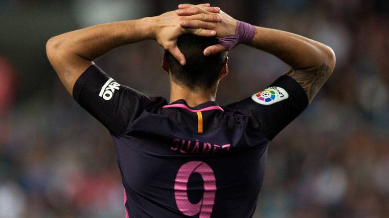 Luis Suárez, carrying the hands in command after an occasion failed