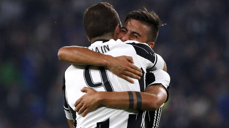 Gonzalo Higuaín, celebrating with Dybala one of the goals to the Chievo