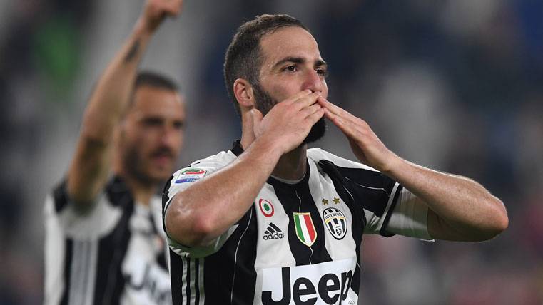 Gonzalo Higuaín, celebrating a marked goal with the Juventus