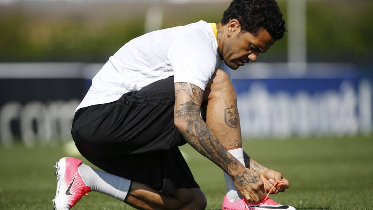 Dani Alves, tying the boots during a train of the Juventus