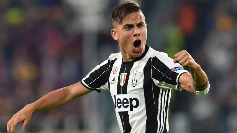 Paulo Dybala, celebrating the second golazo to the Barcelona