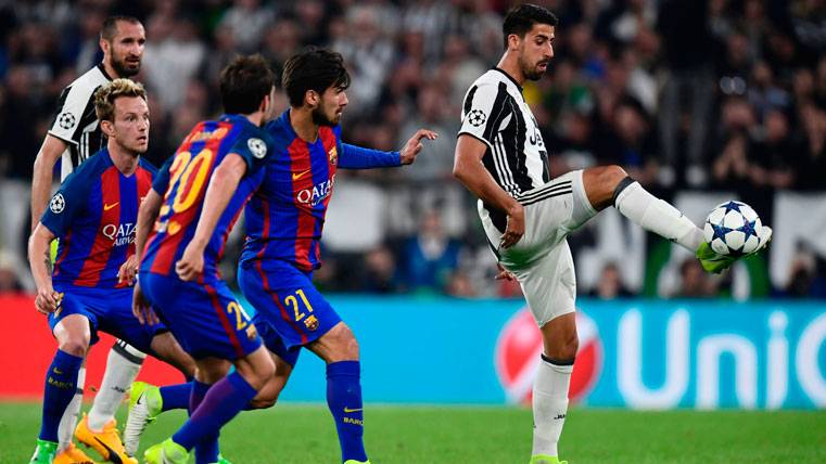 Khedira, a punto de pasar el balón a un jugador de la Juventus