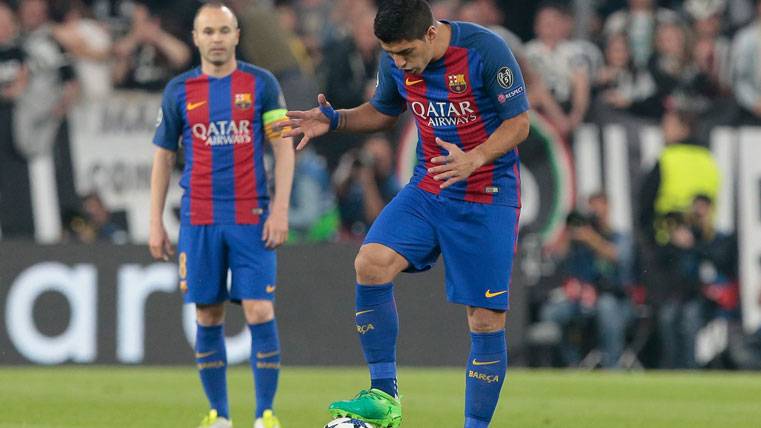 Luis Suárez and Andrés Iniesta, regretting after a goal fit