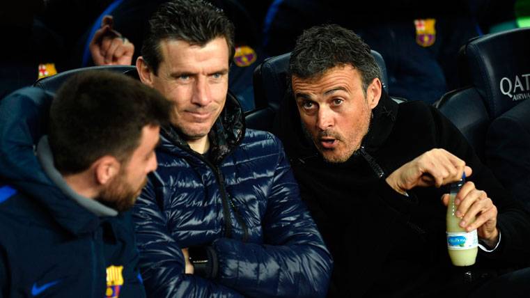 Luis Enrique, chatting with his technical body in the bench of the Barça