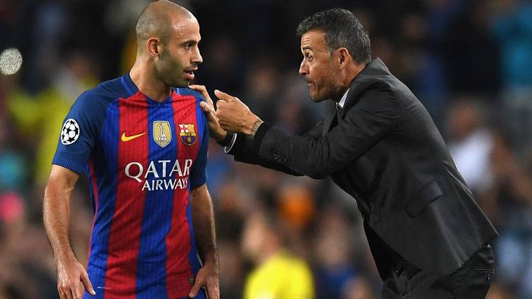 Luis Enrique, giving indications to Mascherano during a party