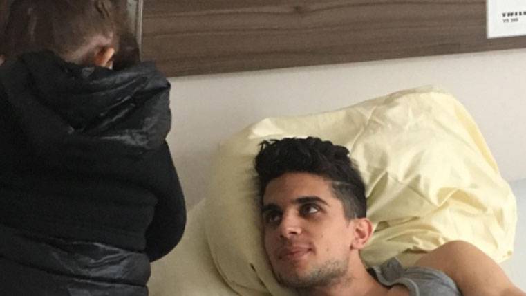 Marc Bartra, gazing to his daughter in the hospital of Dortmund