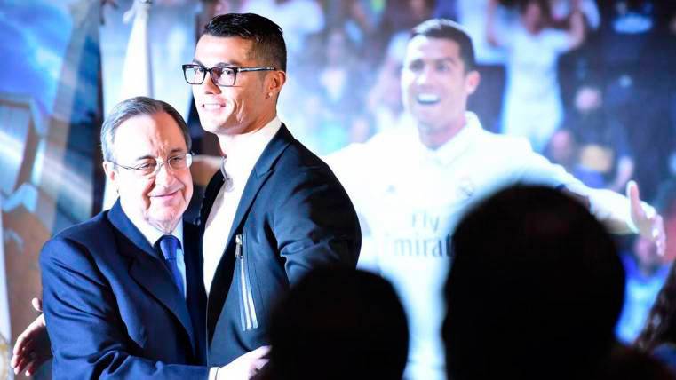 Florentino and Cristiano Ronaldo, in the act of his renewal with the Real Madrid