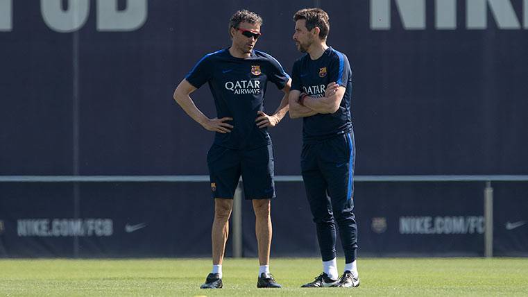 Luis Enrique repasa junto a Unzué conceptos en un entreno del Barça