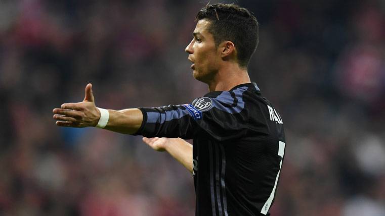 Cristiano Ronaldo, protestando una acción en un partido