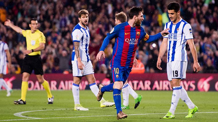 Leo Messi celebrates his goal in front of the Real Sociedad