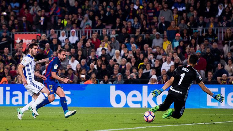 Paco Alcácer annotating the third goal of the Barça to the Real Sociedad