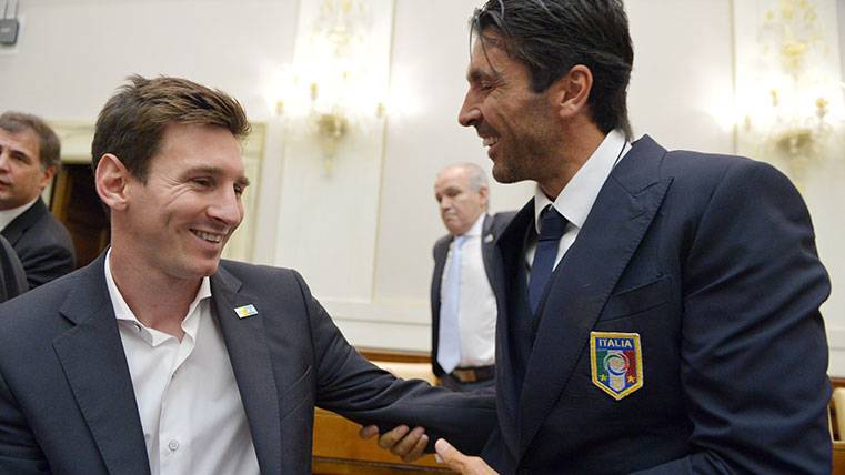 Buffon comprobando que Leo Messi es terrestre