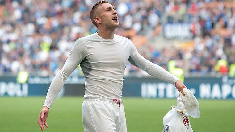 Deulofeu Celebrates the victory of the AC Milan in front of the Inter