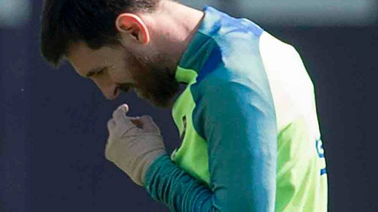 Leo Messi, con el vendaje en su mano izquierda en un entreno
