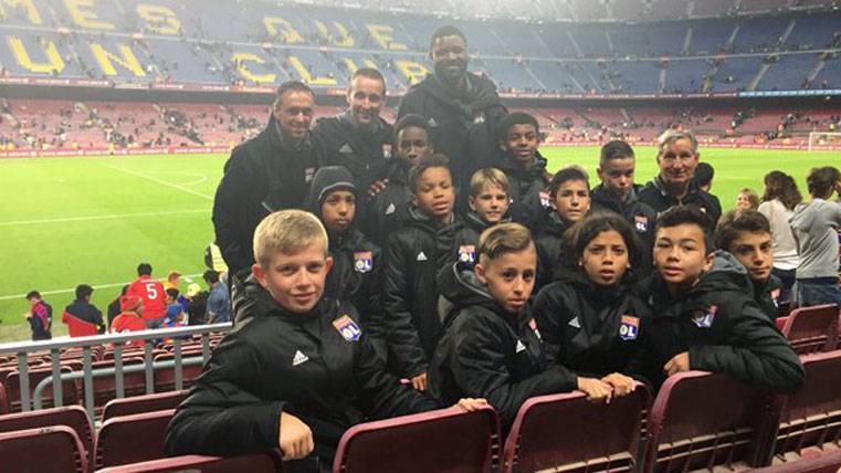 The team Or12 of the Olympique of Lyon, in the Camp Nou