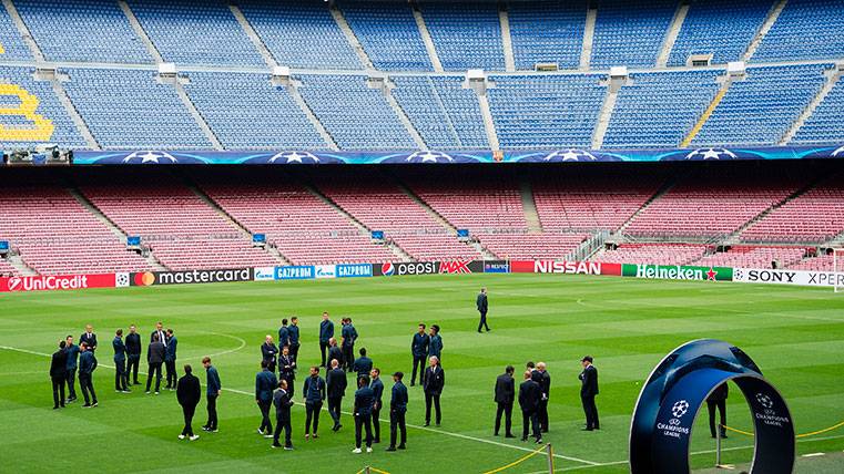 The Juventus inspecting the Camp Nou before the duel in front of the Barça