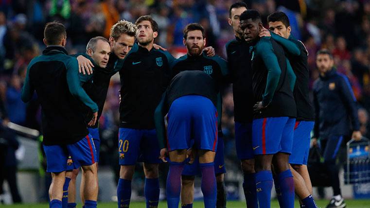 Los jugadores del FC Barcelona, concentraods y motivándose antes del partido ante la Juventus