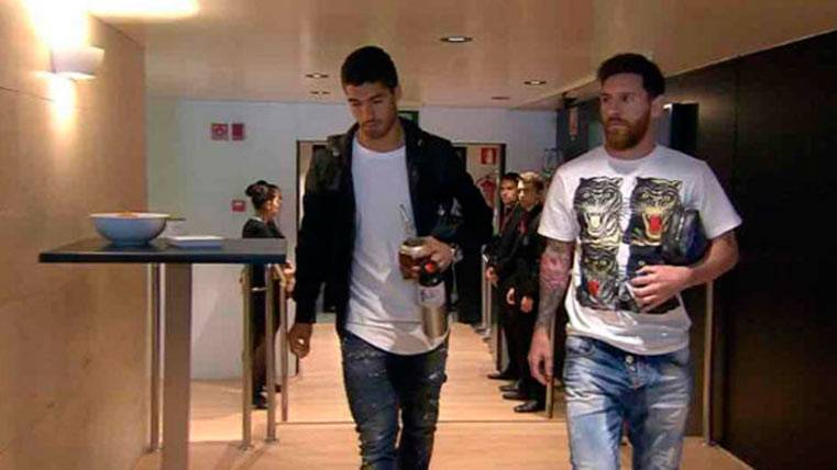 Luis Suárez and Leo Messi arriving to the changing room of the FC Barcelona before the party in front of the Juventus