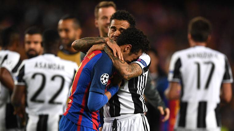 Dani Alves, consolando a Neymar Jr tras el Barça-Juventus