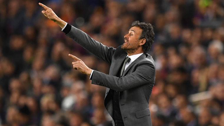 Luis Enrique, giving indications from the band in the Camp Nou