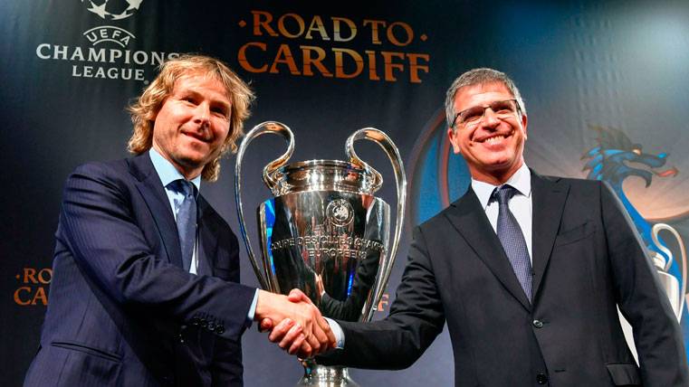 Pavel Nedved, giving the hand with Jordi Mestre, vice-president of the Barça