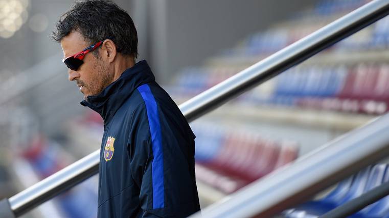 Luis Enrique, going out to direct a train of the FC Barcelona