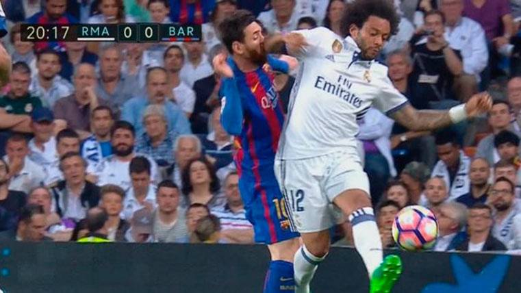 Marcelo assaulting to Messi during the Madrid-Barça