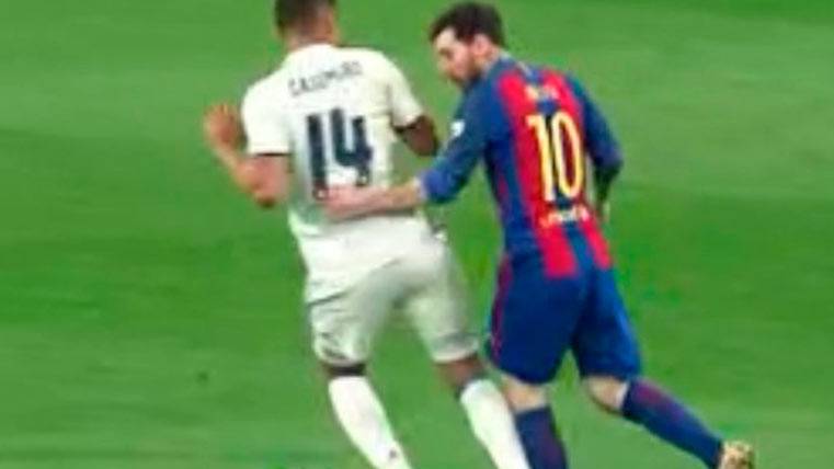 Casemiro, a punto de hacerle otra falta a Messi merecedora de doble amonestación