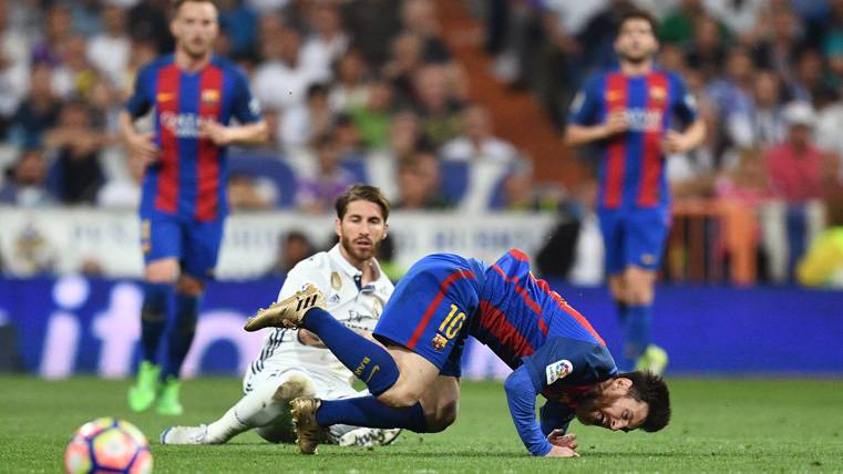 Sergio Ramos, realizando su brutal entrada contra Leo Messi