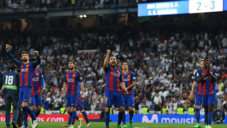 Los jugadores del FC Barcelona celebran la victoria ante el Real Madrid