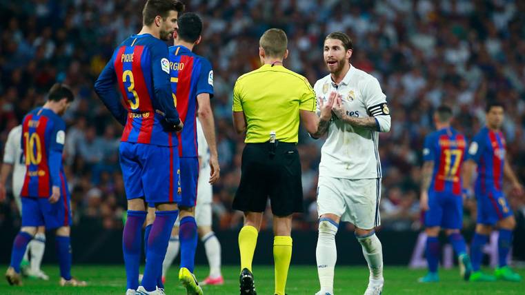 Sergio Ramos, justo después de ser expulsado por Hernández Hernández