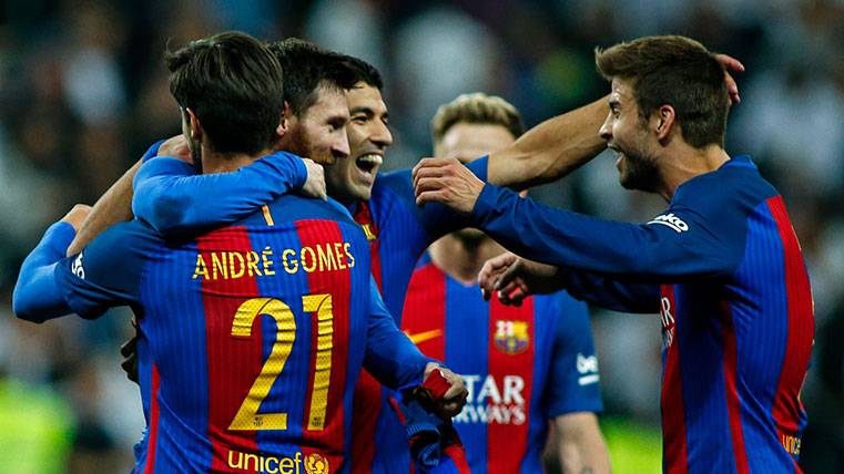 Los jugadores del Barça abrazan a Messi tras ganar al Madrid