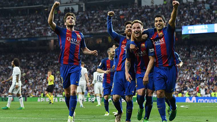 Sergi Roberto celebrates with Messi, Rakitic and Suárez a goal to the Madrid