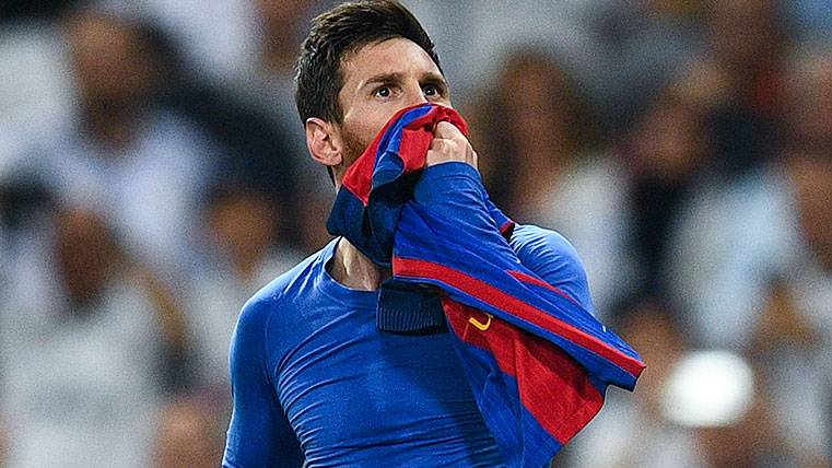 Leo Messi celebra su segundo gol con el Barça ante el Real Madrid