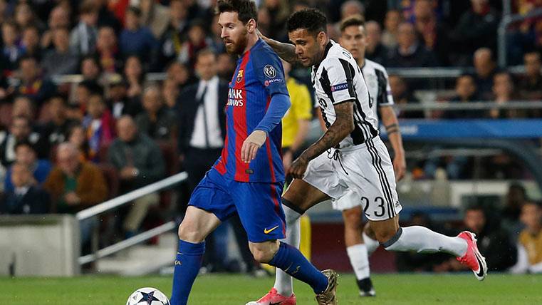 Leo Messi y Dani Alves, juntos en el Barça-Juve