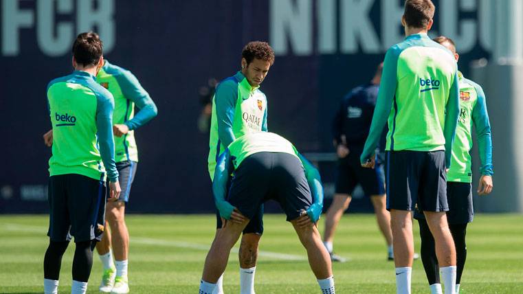 Neymar Jr, training beside the rest of his mates in the Barça