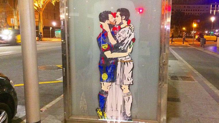 Leo Messi and Cristiano Ronaldo, besándose passionately in a graffiti