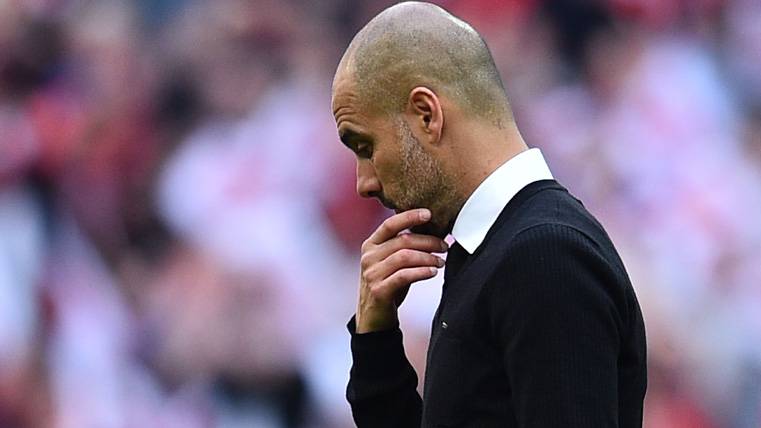 Pep Guardiola, thoughtful after losing against the Arsenal