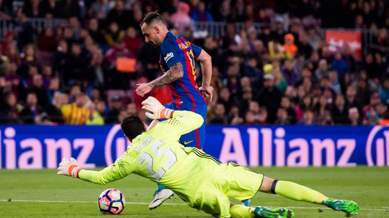 Paco Alcácer, a punto de batir a Sirigu en el séptimo gol del Barça