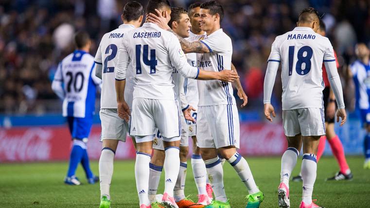 El Real Madrid, celebrando uno de los goles contra el Deportivo