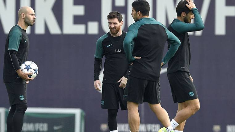 Javier Mascherano, bromeando con sus compañeros en el Barça