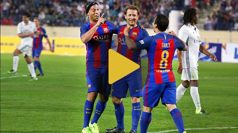 Ronaldinho Gaúcho celebra uno de los goles del Barça ante el Real Madrid