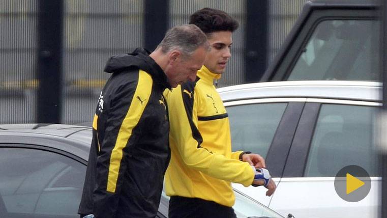 Marc Bartra beside Tuchel, after a training with his vendaje in the doll