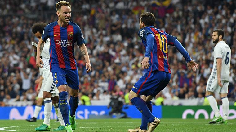 Ivan Rakitic celebra junto a Messi su gol al Real Madrid