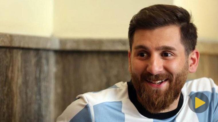 The double Iranian of Messi, dressed with the T-shirt of Argentina