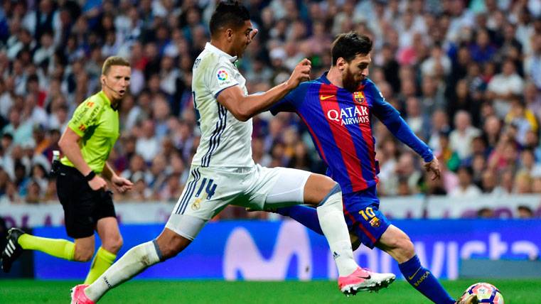 Casemiro, making an entrance on Leo Messi in the Classical