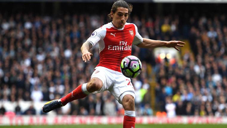 Héctor Bellerín, durante un partido con el Arsenal