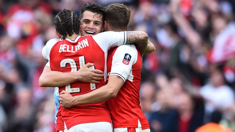 Héctor Bellerín, celebrando un gol con sus compañeros en el Arsenal
