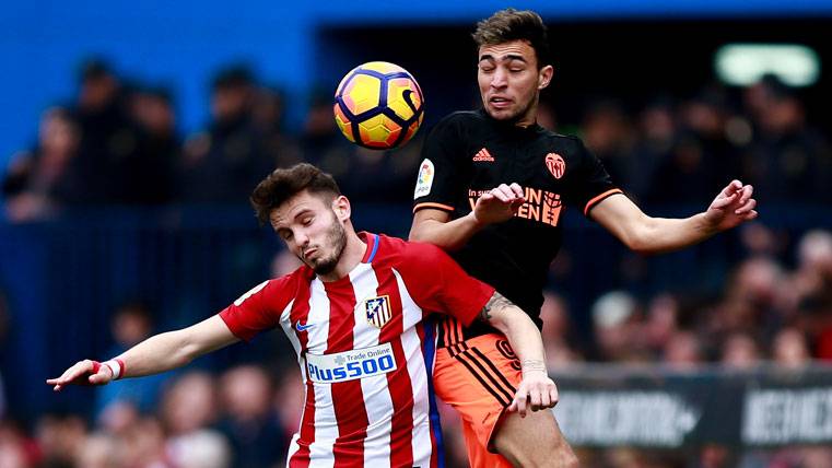 Munir The Haddadi, pugnando by a balloon with Saúl Ñíguez